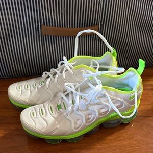 Nike Womens Air Vapormax Plus Dust Volt Neon Green DQ4695-001 Size 8